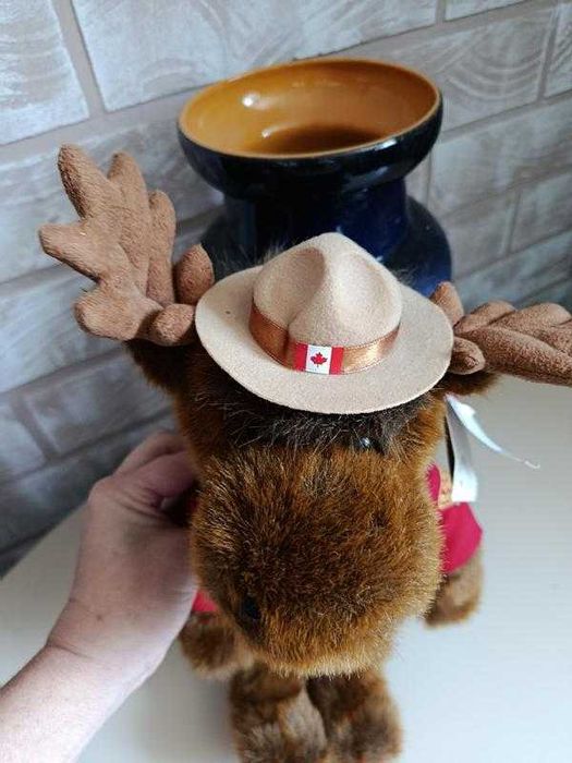 Іграшка лося, одягнена у форму королівської канадської кінної поліції