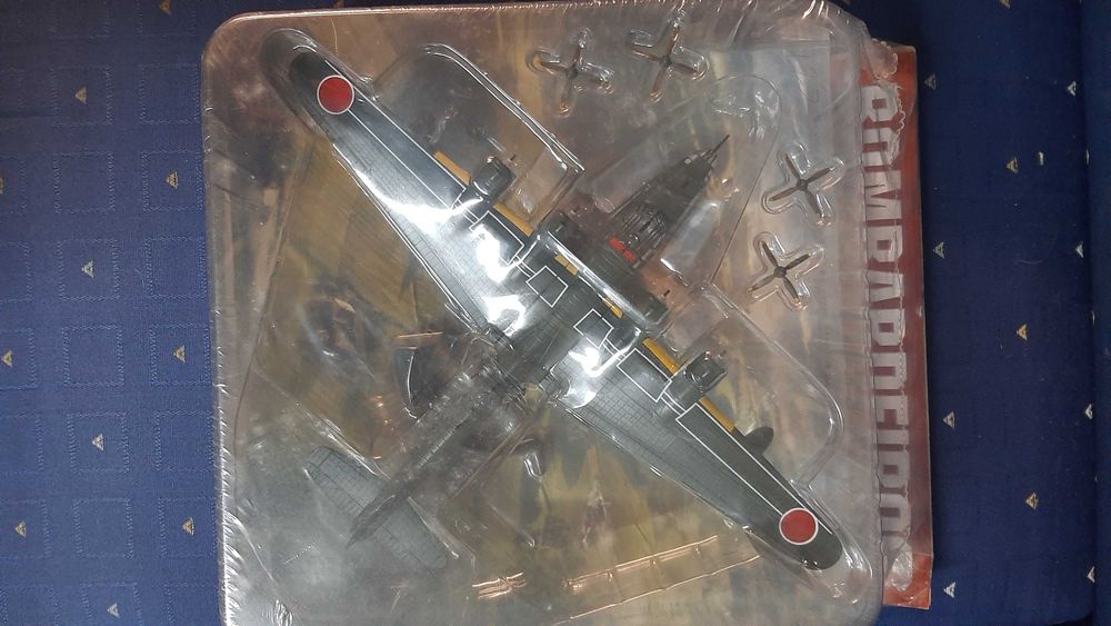 Helicóptero e Avião bombardeiro