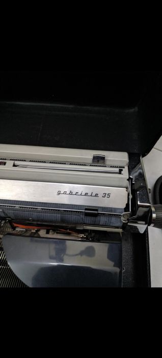 Máquina de escrever TRIUMPH vintage com mala própria de transporte.