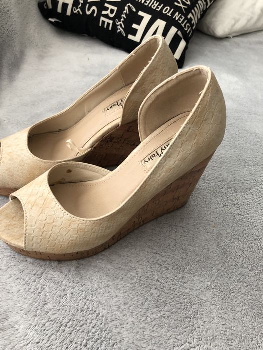 Nowe, beżowe buty na koturnie