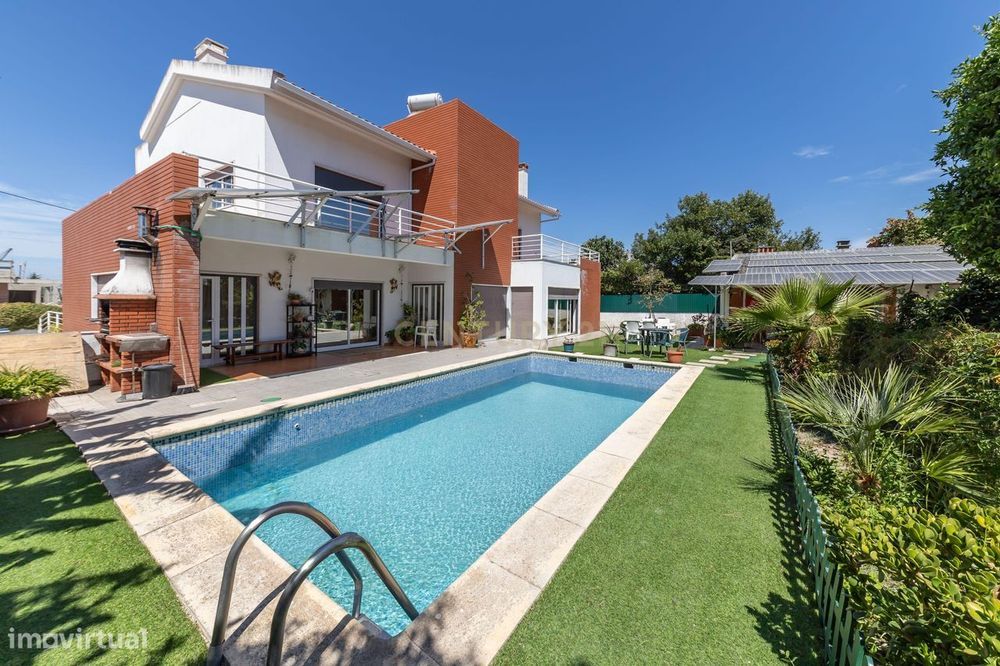Luxuosa Moradia T4 em Belverde com espaço aconchegante