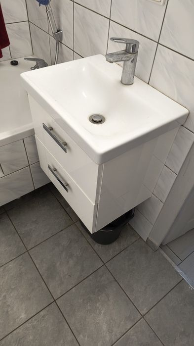 Umywalka 49x37 z baterią GROHE i wężykami.