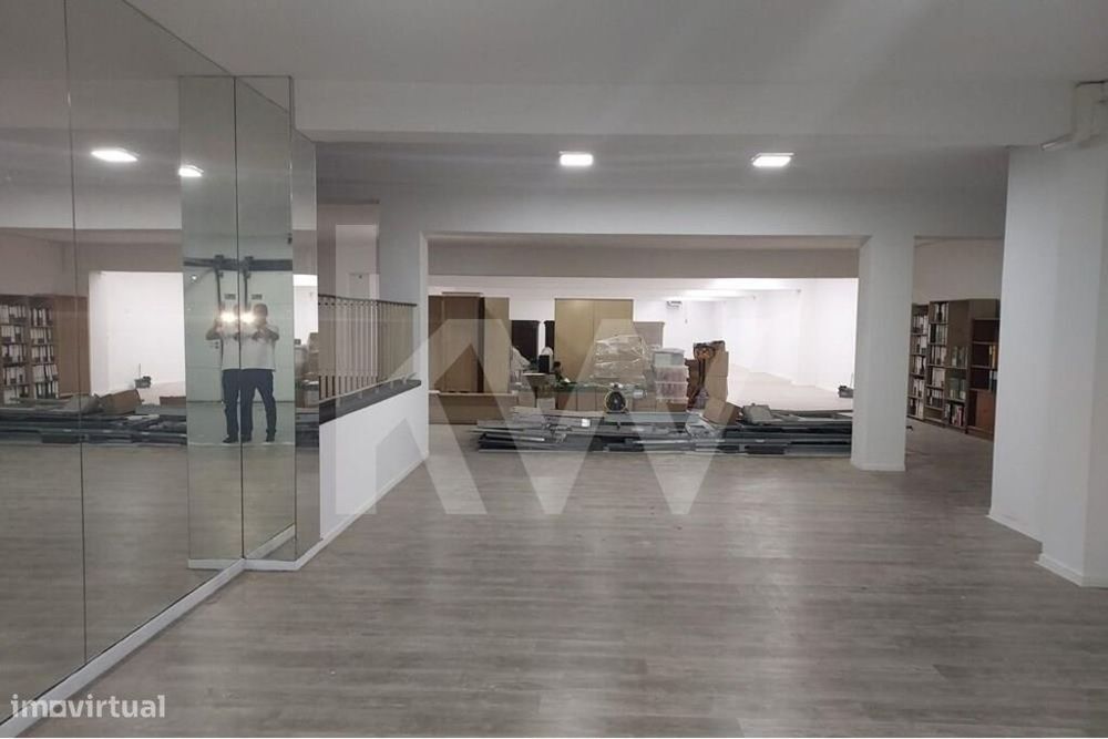 Loja Ampla com 487 m2 Renovada – Junto ao Túnel da Rua Faria Guimarães