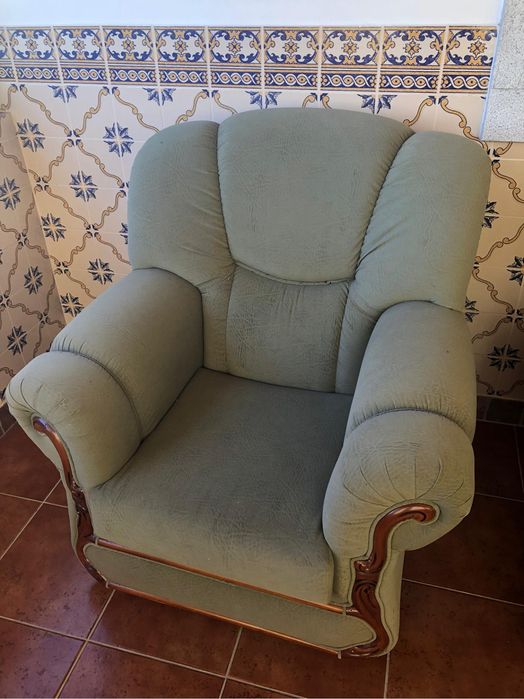 Sofá de três lugares e duas poltronas