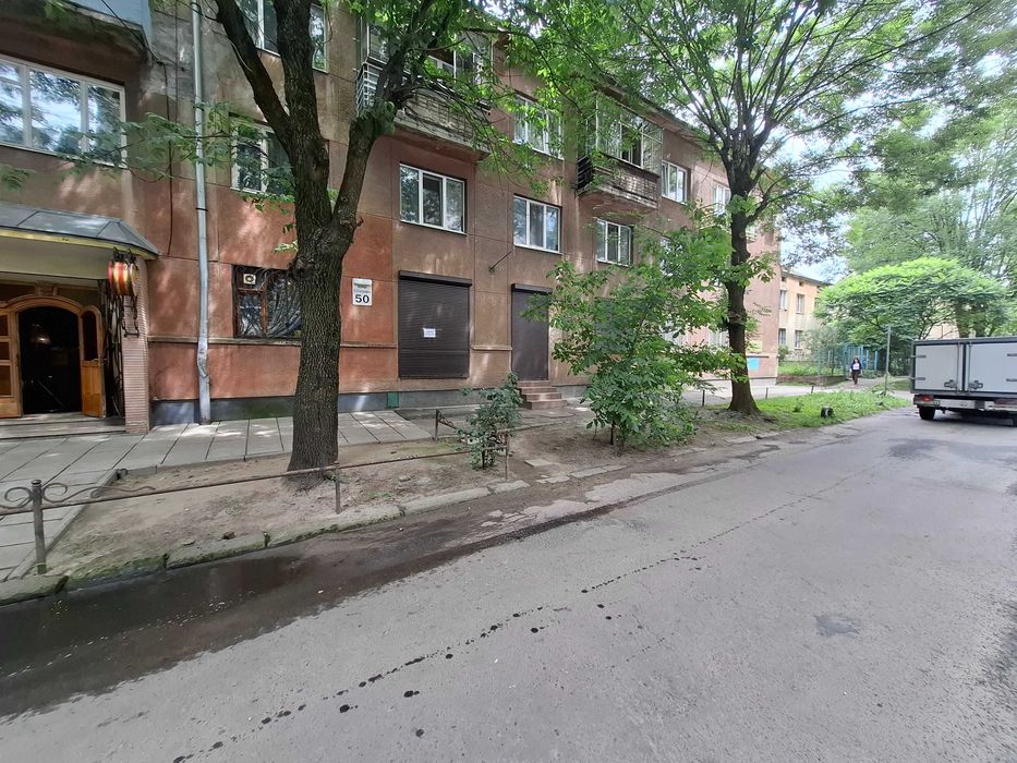 Магазин - офіс на вул. Олени Степанівни 50 . Фасадний вхід та вітрини