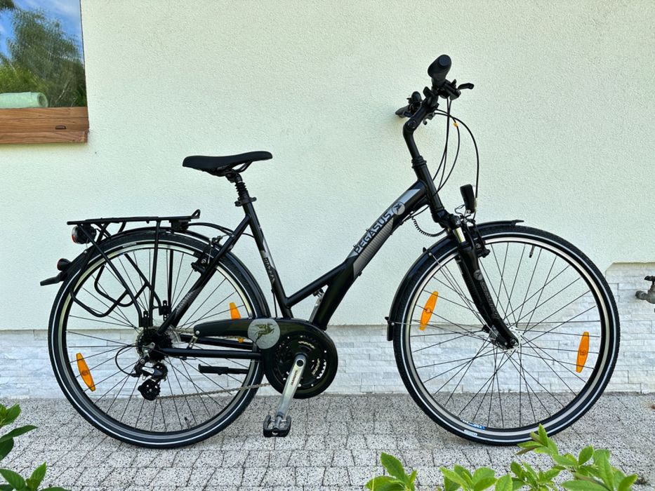 Rower PEGASUS PIAZZA - trekking, koła 28, 2 x amortyzacja, prądnica w kole