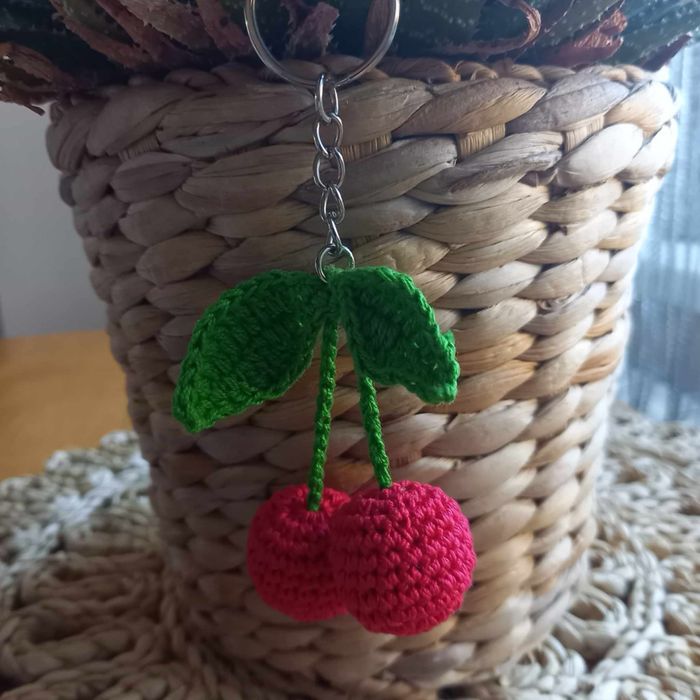 Wiśnie brelok z kordonka