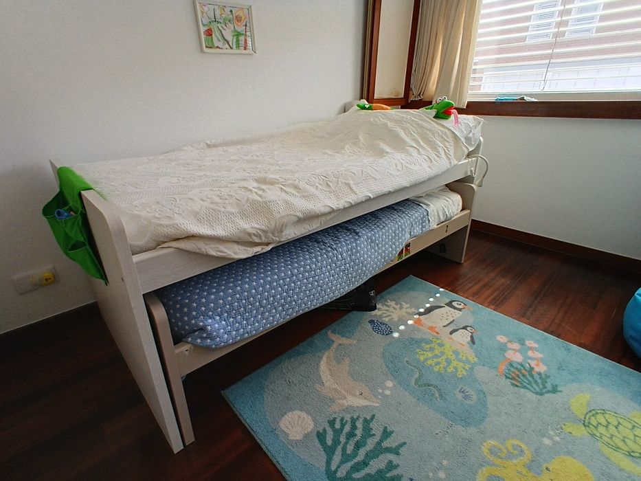 Cama dupla de criança com colchões