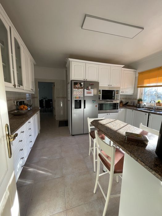 Cozinha com pedra e móveis