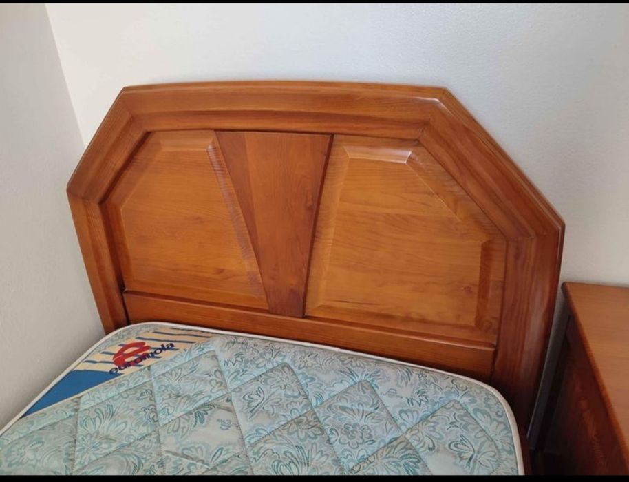 Cama de solteiro e mesa de cabeceira