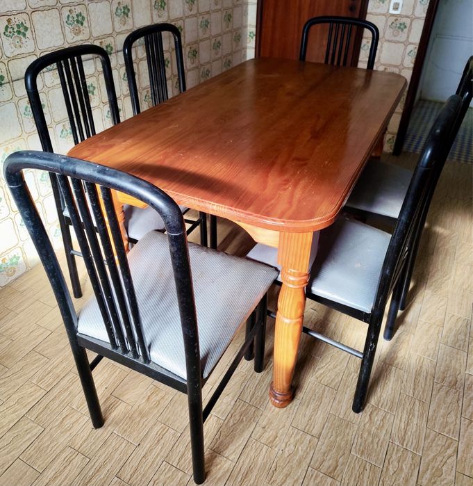 Conjunto mesa em Pinho com seis cadeiras estofadas