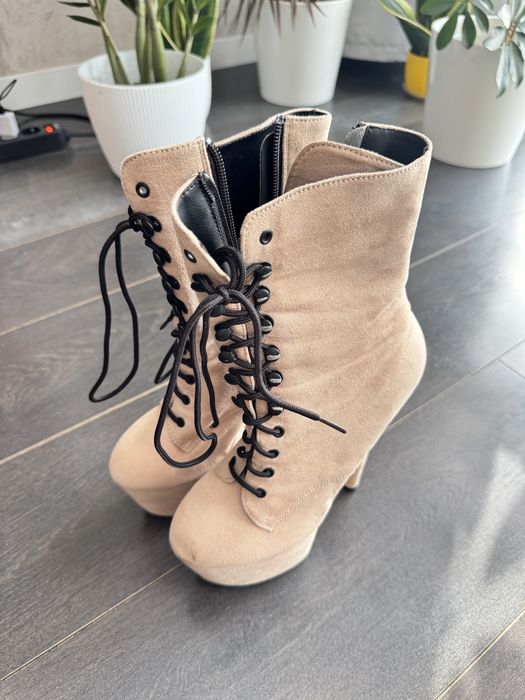 Pleaser buty platformy pole dance zamszowe beżowe