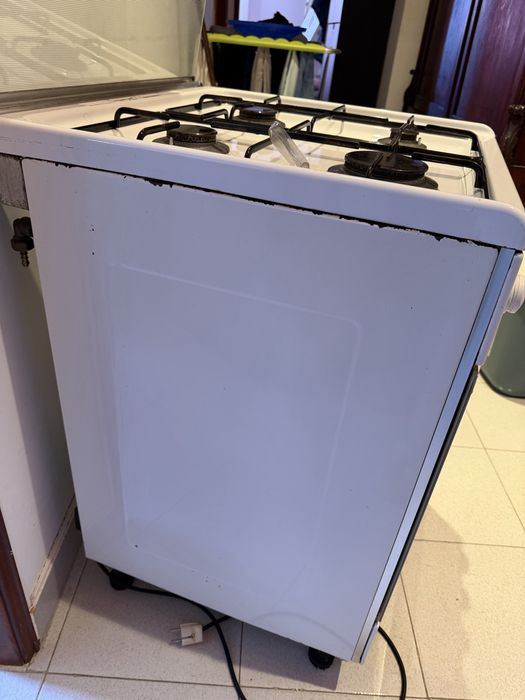 Fogao gás butano , o bico de cima á esquerda tem de ser reparado