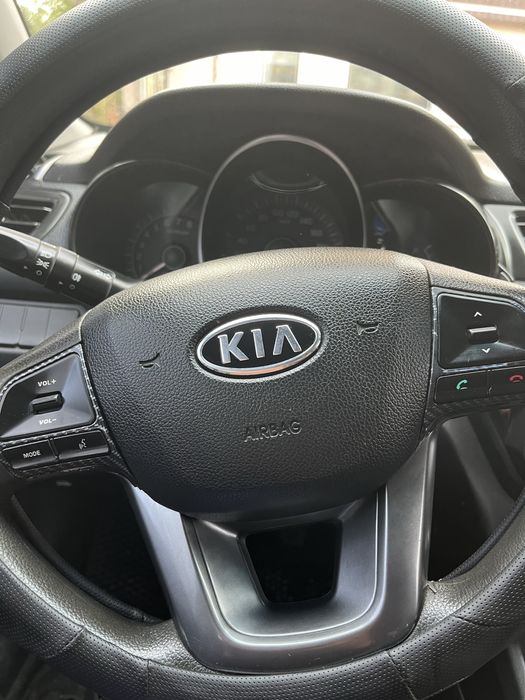 Кіа Ріо 2012 автомобіль