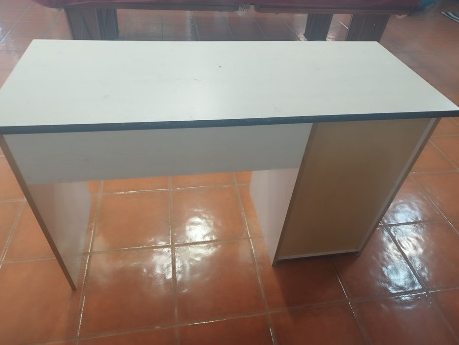 Secretária com gavetas
