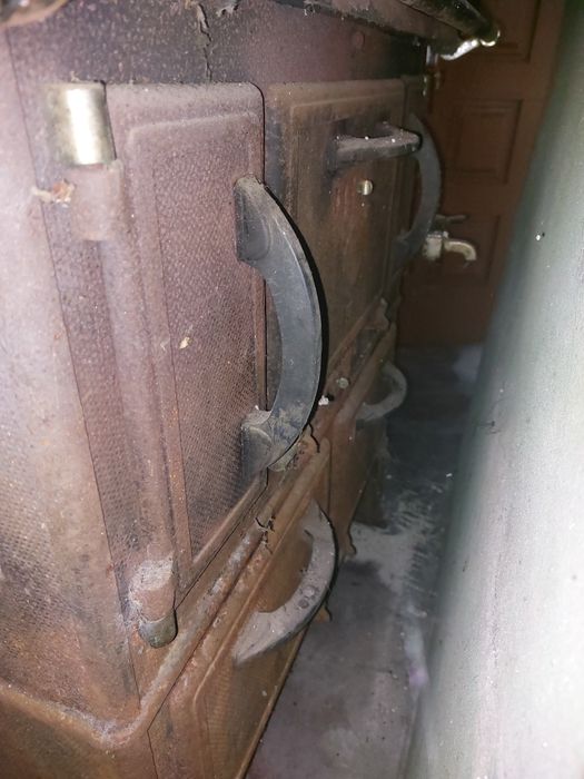 Fogão a lenha de ferro antigo com caldeira de água