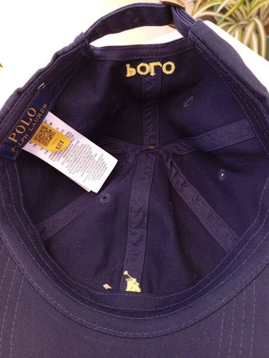 Boné azul simbolo amarelo claro