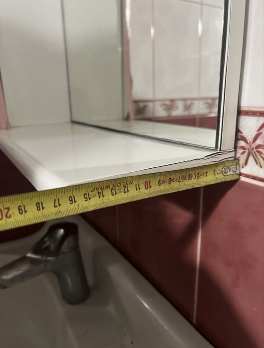 Підвісна шафа з дзеркалом у ванну