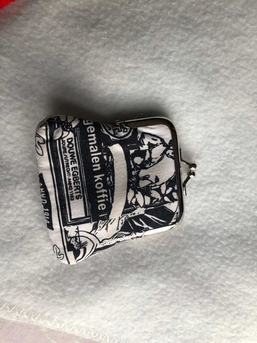 bolsinha de pano preta e branca com padrao