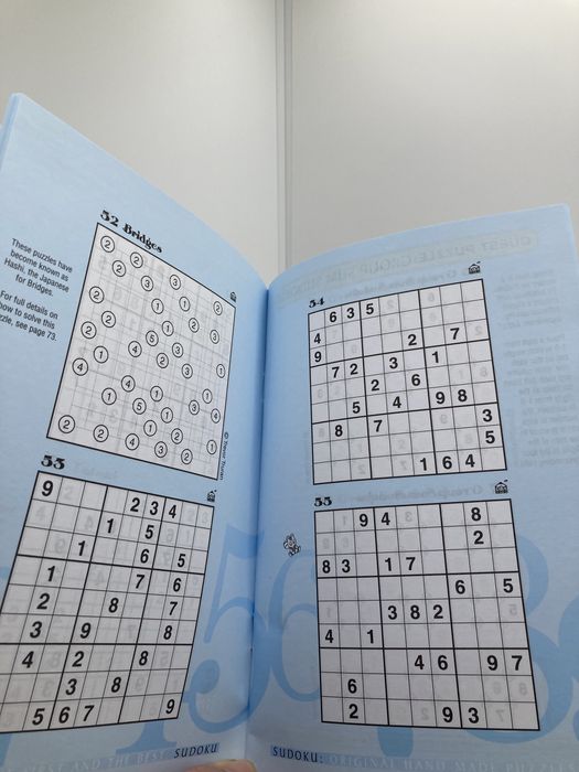 Revista com puzzles Sudoku e outros