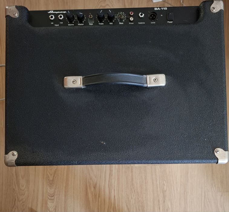 Ampeg BA-115 amplificador para baixo