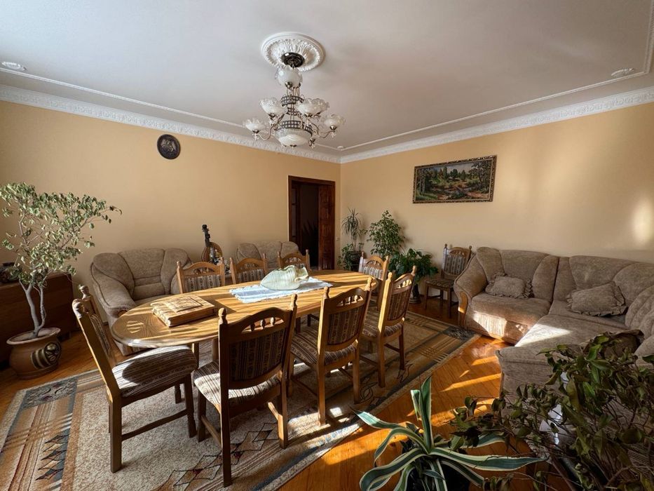 Перерахунок, постанови, готівка. Продаю будинок в Рожнятові 3 поверхи, 230м.кв.  Є гараж, 10 сот землі. Літна кухня