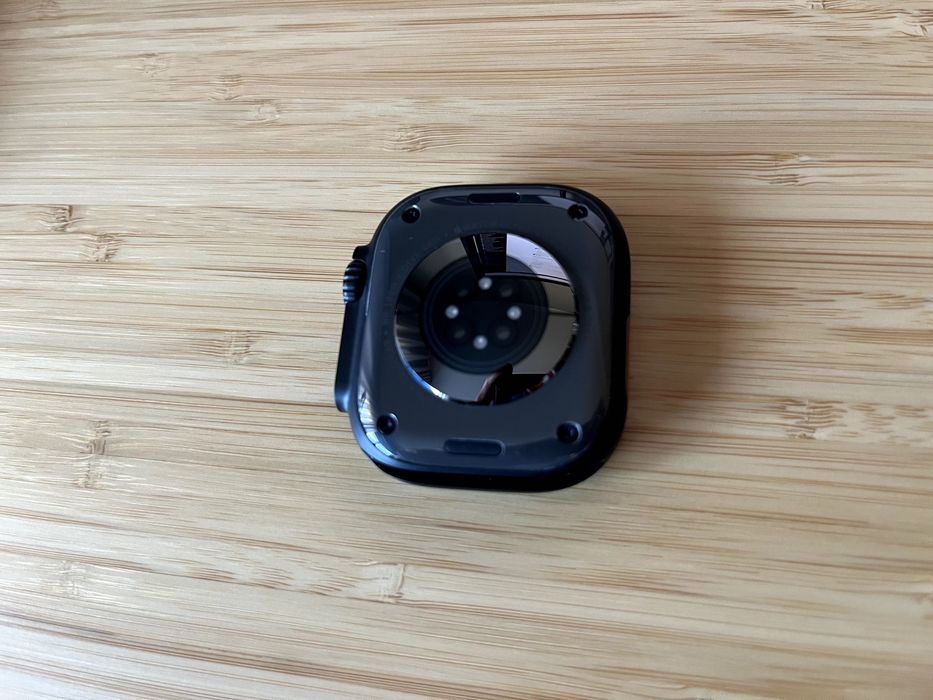 Apple Watch Ultra 3 GPS + Cellular, Caixa em titânio preto de 49 mm com Loop Trail preto/carvão ‑ S/M