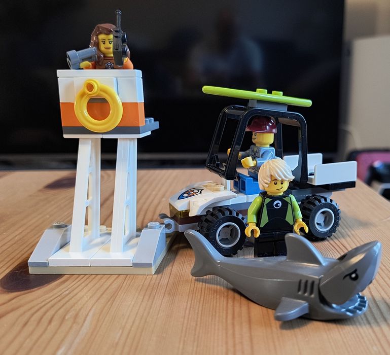 LEGO surfer rekin i ratownicy z quadem