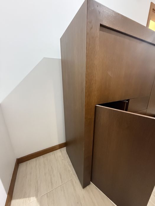 Aparador de madeira com bar embutido