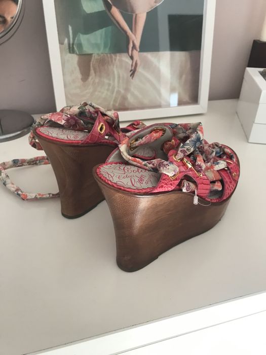 Sandálias chiques com salto, da marca Colcci.