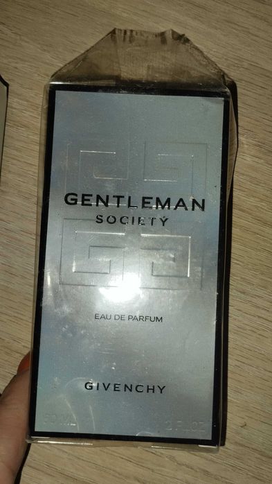 Perfume completamente novo em caixa