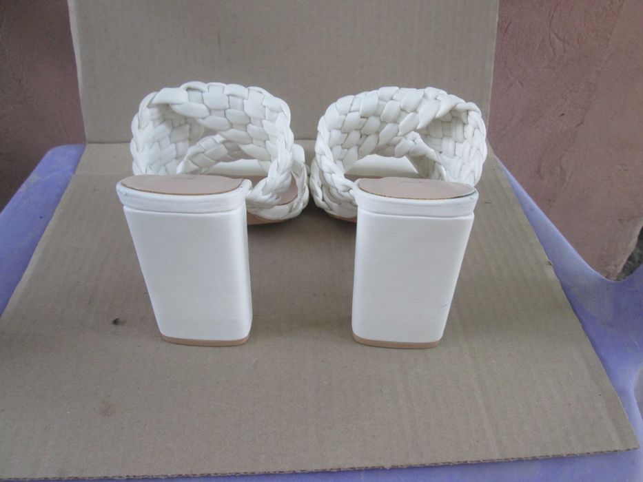 Весільні босоніжки шльопанці.