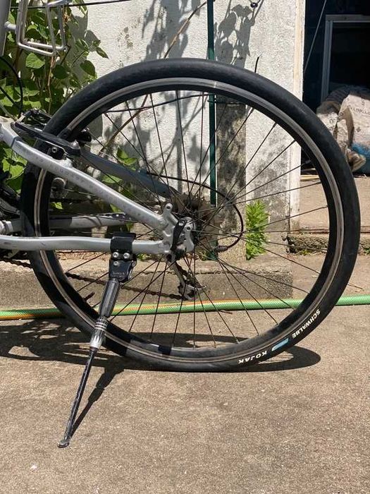 Bicicleta cinzenta para adultos
