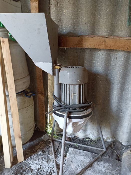 Кормоподрібнювач з електродвигуном