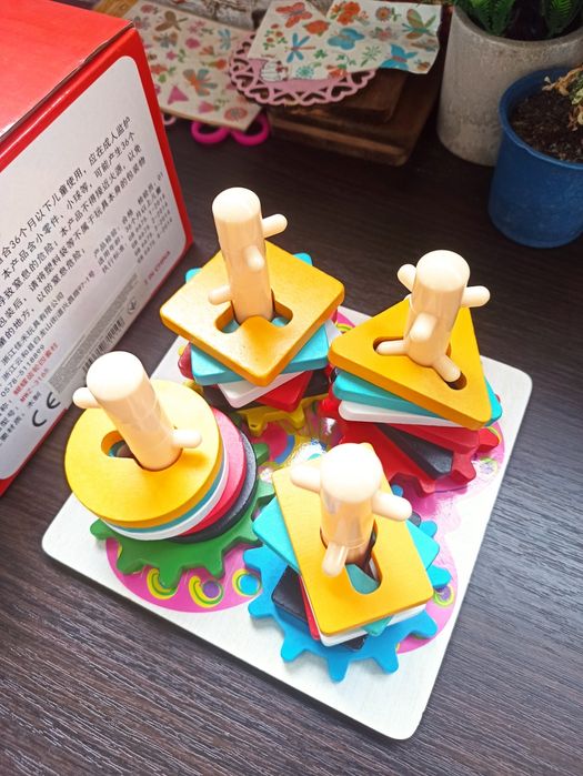 Дерев'яна іграшка пірамідка ключ