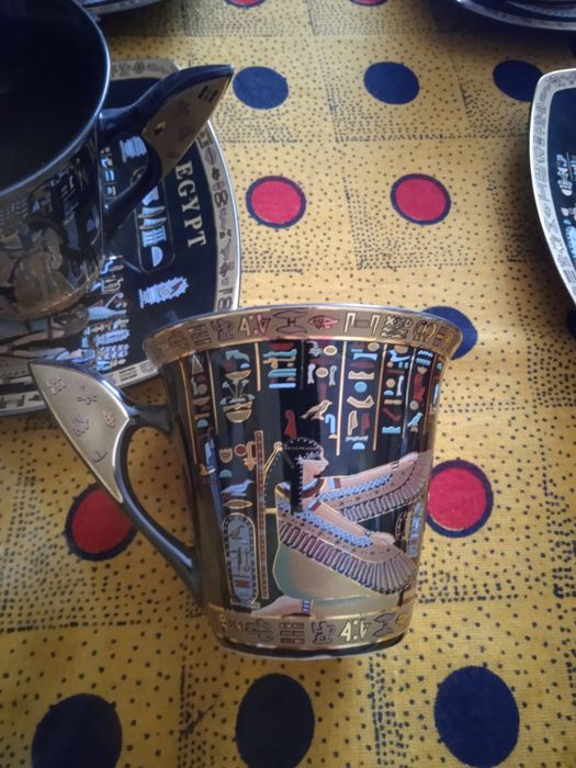 Чашки и тарелки с египетской тематикой