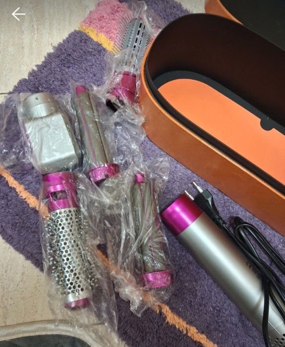 Secador de cabelo e vários acessórios