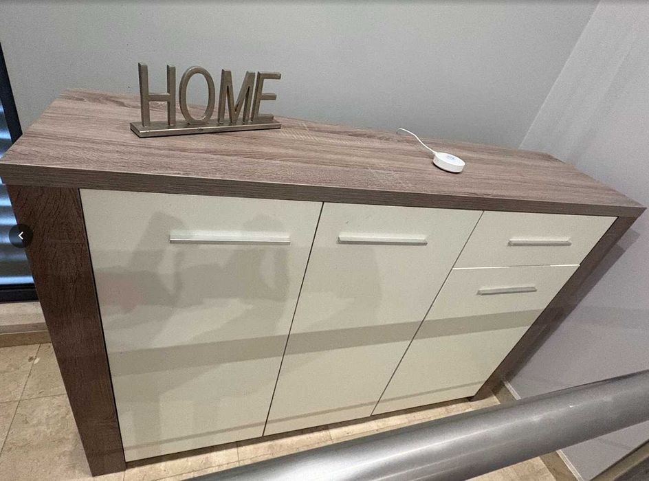 Consola com portas brancas