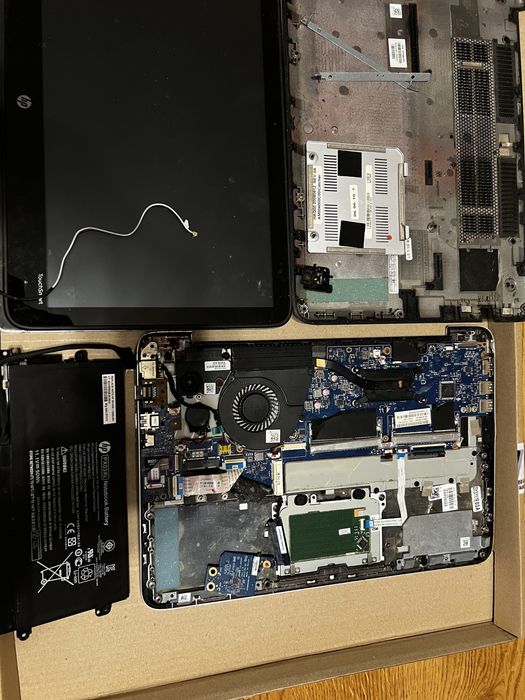 Наутбук HP ENVY на деталі