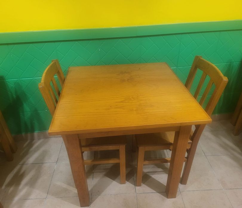 Mesas e cadeiras de madeira maciça