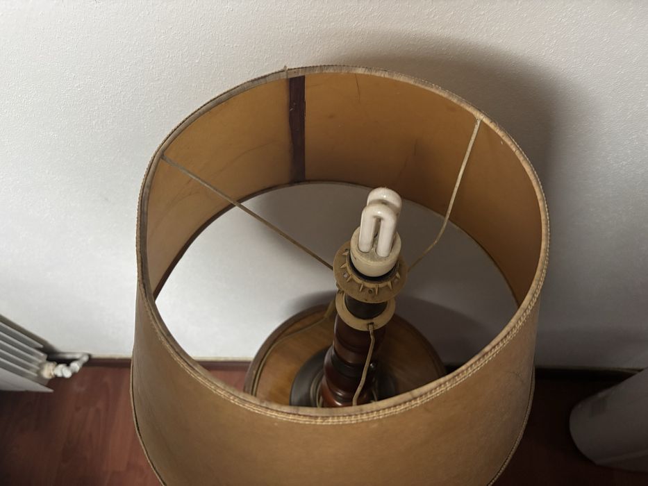 Mesa e candeeiro