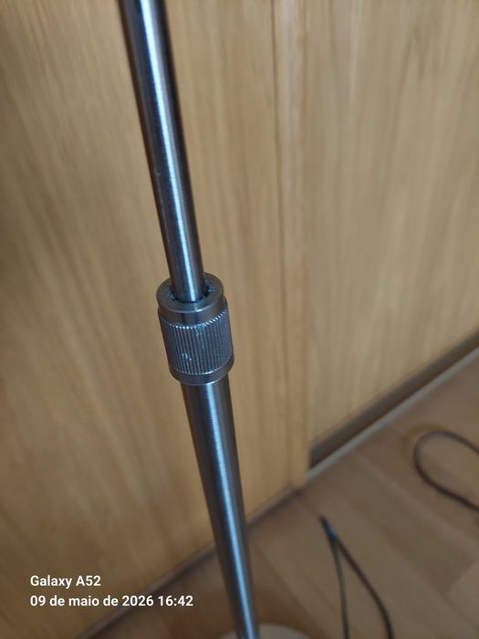 Candeeiro de pé com altura regulável
