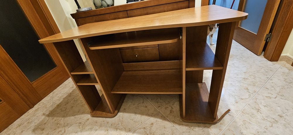 Secretária + cadeira de escritório + candeeiro