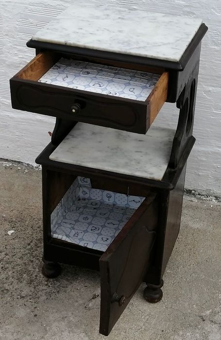 mesinha de cabeceira com pedras mármore