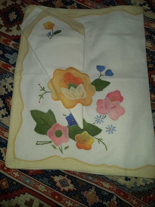 Individuais com guardanapos de tecido, bordados - Local