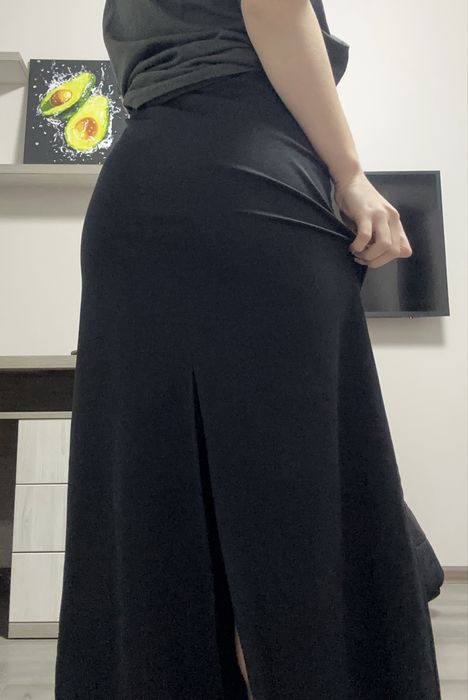 Довга спідниця (розмір xs-m) є резинка