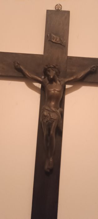 Crucifixo antigo de madeira com Jesus Cristo em metal