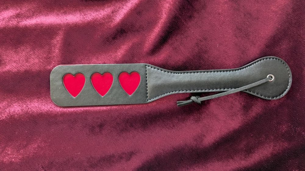 Черная кожанная плётка красное сердце хлопушка для дрессировки