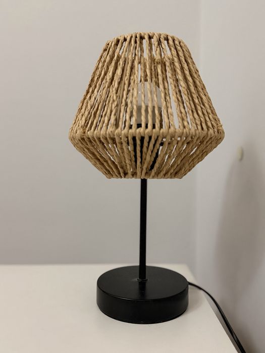 Candeeiro de Mesa Estilo Boho em Fibra Natural – Como Novo