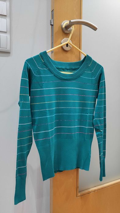 Camisola verde com riscas multicolores